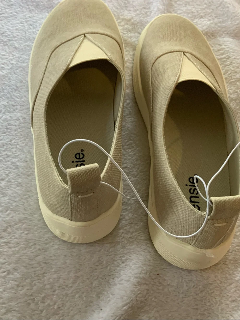 kensie women’s  Slip-On Canvas Sneakers in Beige nwt size 8. SKU 3247
